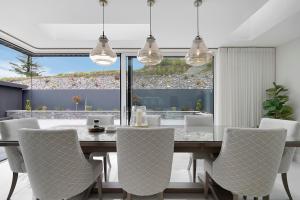 ein Esszimmer mit Tisch und Stühlen in der Unterkunft 72 The Westpoint Way in Balnacart
