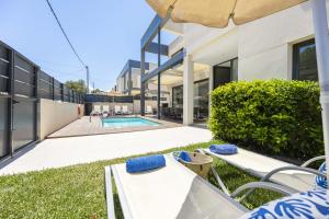 Der Swimmingpool an oder in der Nähe von Villa Jade II