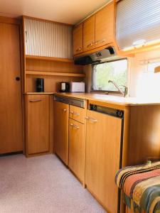 Nhà bếp/bếp nhỏ tại Holzhaus mit Trailer lasse die Seele baumeln +27 ảnh
