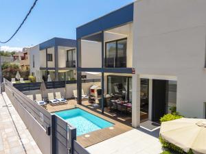 ein Bild von einem Haus mit einem Swimmingpool in der Unterkunft Villa Jade II in Can Picafort
