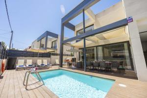 Der Swimmingpool an oder in der Nähe von Villa Jade II