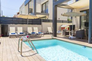 Der Swimmingpool an oder in der Nähe von Villa Jade II