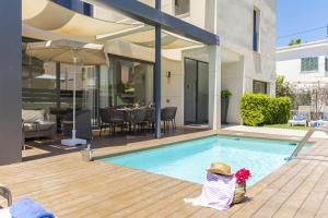 Der Swimmingpool an oder in der Nähe von Villa Jade II