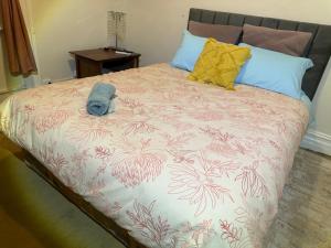1 cama con almohadas y manta rosa y azul en Drover's inn, en Moora 5 fotos más