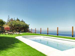 The swimming pool at or close to Sabina