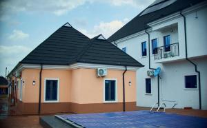 阿库雷Pinefield Courts的一座黑色屋顶的大型建筑和一座建筑