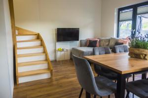 una sala de estar con una mesa y un sofá en Apartamenty na Ziołowej, en Pogorzelica