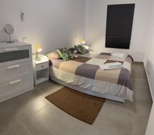 サグレスにあるStay&Relax Sagres - 3min Praia da Maretaのベッドと鏡付きのドレッサーのある寝室 +26枚の写真