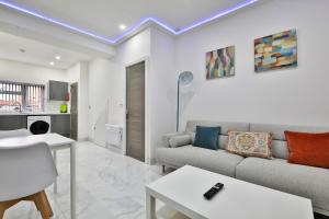 カーディフにあるModern 2 Bedroom House in Central Cardiffのソファとテーブルのあるリビングルーム