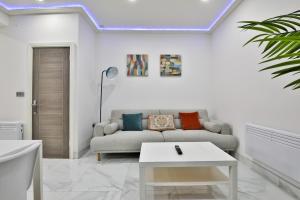 カーディフにあるModern 2 Bedroom House in Central Cardiffのソファとテーブルのあるリビングルーム +14枚の写真