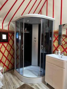 Koupelna v ubytování “Achik Tash” camp at the foot of Lenin Peak (7134 m)