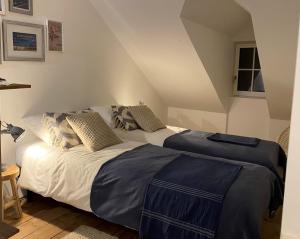 two beds sitting next to each other in a room at Ptit Somme en Baie in Saint-Valéry-sur-Somme