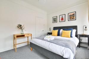 En eller flere senge i et værelse på Stunning Cardiff Bay House