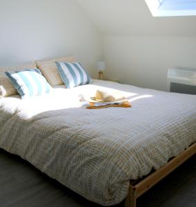 a bed with a blanket and a hat on it at Appt du Phare, 1 ch, proche port et plage de Calais in Calais