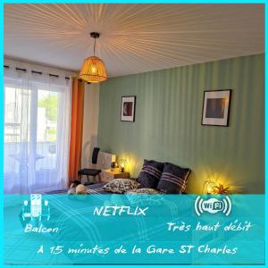 Le Letizia-Belle de mai-Balcon-Wifi-Parking-Netflix-Urban NestConciergerie في مارسيليا: غرفة نوم بسرير وثريا