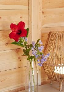 un jarrón de cristal con flores en una mesa en Finca La Madreselva, en Alhaurín el Grande