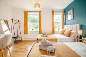 Ένα ή περισσότερα κρεβάτια σε δωμάτιο στο Blue Serenity Central Oasis Free Parking 10ppl