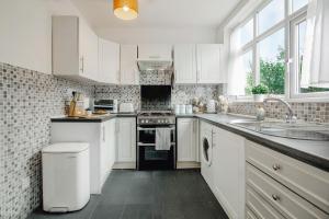 Η κουζίνα ή μικρή κουζίνα στο Blue Serenity Central Oasis Free Parking 10ppl