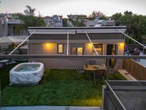 Bazén v ubytování Panorama View Apt with Jacuzzi by 8essentially nebo v jeho okolí