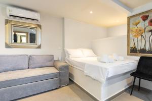 Postel nebo postele na pokoji v ubytování Panorama View Apt with Jacuzzi by 8essentially + 22 fotografií