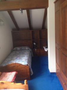um quarto com uma cama e uma cabeceira em madeira em Villa San Martino em San Martino di Castrozza