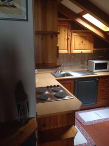 een keuken met houten kasten en een fornuis met oven bij Villa San Martino in San Martino di Castrozza