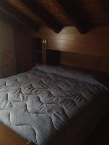 uma grande cama branca num quarto em Villa San Martino em San Martino di Castrozza