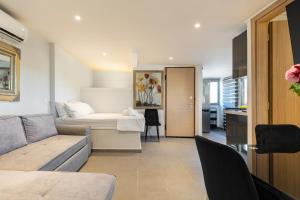 TV a/nebo společenská místnost v ubytování Panorama View Apt with Jacuzzi by 8essentially