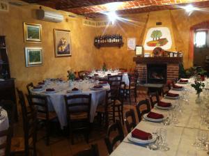 A restaurant or other place to eat at Agriturismo Tre Tigli