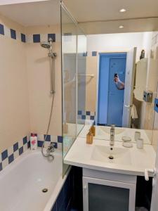 Ένα μπάνιο στο Cozy Studio Paris Porte de Versailles