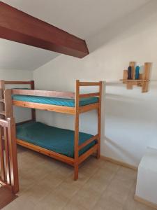 une chambre avec deux lits superposés dans une pièce dans l'établissement L'anse duRhône, à Port-Saint-Louis-du-Rhône