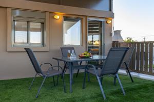 Balkón nebo terasa v ubytování Panorama View Apt with Jacuzzi by 8essentially