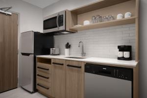 Home2 Suites By Hilton Columbus Easton的厨房或小厨房