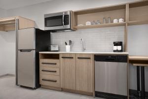 Home2 Suites By Hilton Columbus Easton的厨房或小厨房