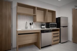 Home2 Suites By Hilton Columbus Easton的厨房或小厨房