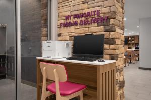 哥伦布Home2 Suites By Hilton Columbus Easton的办公室,桌子上装有电脑