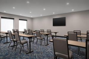 Home2 Suites By Hilton Columbus Easton的电视和/或娱乐中心