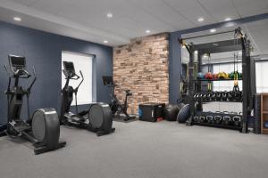 Home2 Suites By Hilton Columbus Easton的健身中心和/或健身设施