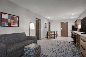 Home2 Suites By Hilton Columbus Easton的电视和/或娱乐中心