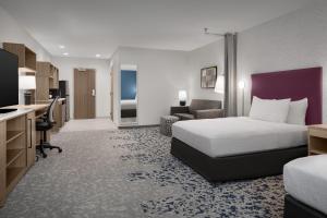 Home2 Suites By Hilton Columbus Easton客房内的一张或多张床位