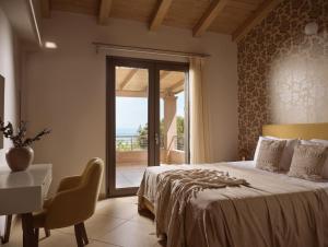 トラガキにあるVilla Merovigli - Sea Views & Private Pool, Ideal for Large Groups, by ZanteWizeのベッドとガラスの引き戸のある寝室