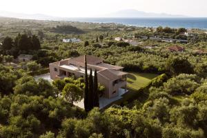 トラガキにあるVilla Merovigli - Sea Views & Private Pool, Ideal for Large Groups, by ZanteWizeの木々と海の家の空中