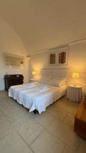 A bed or beds in a room at Masseria Frassaniti