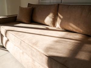 a brown couch sitting in a living room at Terra Residence in Ágios Rókkos