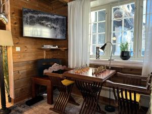 バイトストーレンにあるBjødnabakkens historieのテーブル(チェスセット付)