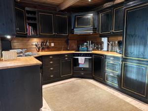 バイトストーレンにあるBjødnabakkens historieのキッチン(ダークウッドのキャビネット、シンク付) +23枚の写真