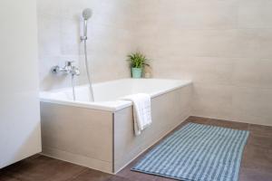 Phòng tắm tại VINOKAT Winestyle Living - Exklusiv - Top Lage +37 ảnh