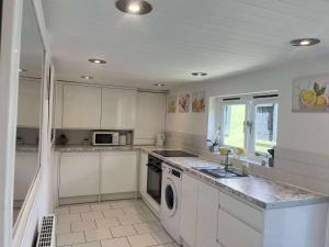Kuchyň nebo kuchyňský kout v ubytování Jasmine Cottage + 25 fotografií