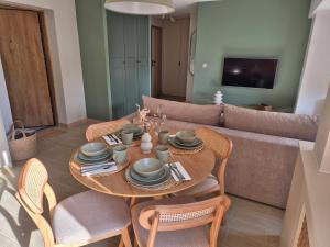 ein Wohnzimmer mit Tisch, Stühlen und Sofa in der Unterkunft Apartament Morska Harmonia in Ustka