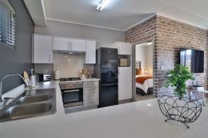 Kuchyň nebo kuchyňský kout v ubytování Lethukukhanya Luxury Apartment
